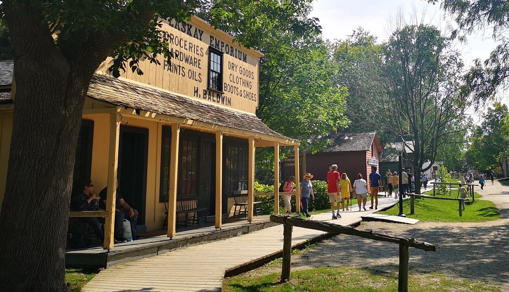 Un petit lieu patrimonial restauré avec des visiteurs