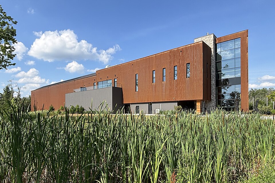 Un bâtiment de musée moderne